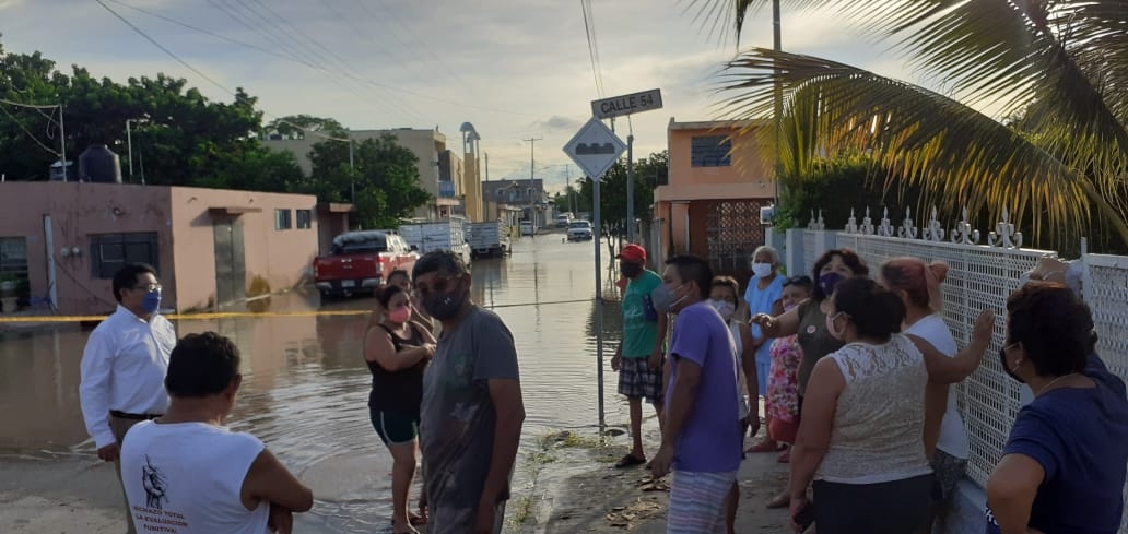 Trabajadores del ayuntamiento perforan tubería y causan inundación en Kanasín