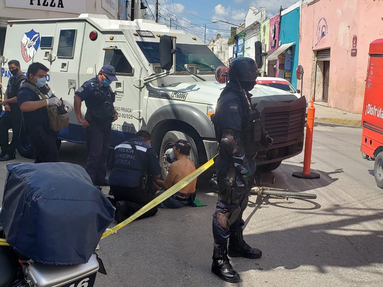 Camioneta de valores atropella a un ciclista en Mérida