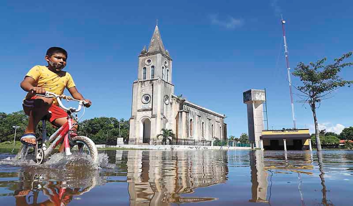 Las calles y los alrededores de la iglesia continúan afectadas por las inundaciones. Fotos: Martín Zetina.