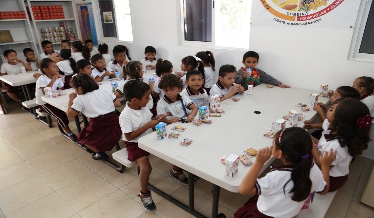 Son 48 mil los alumnos en Quintana Roo que se benefician con este programa. Foto: Mario Hernández.