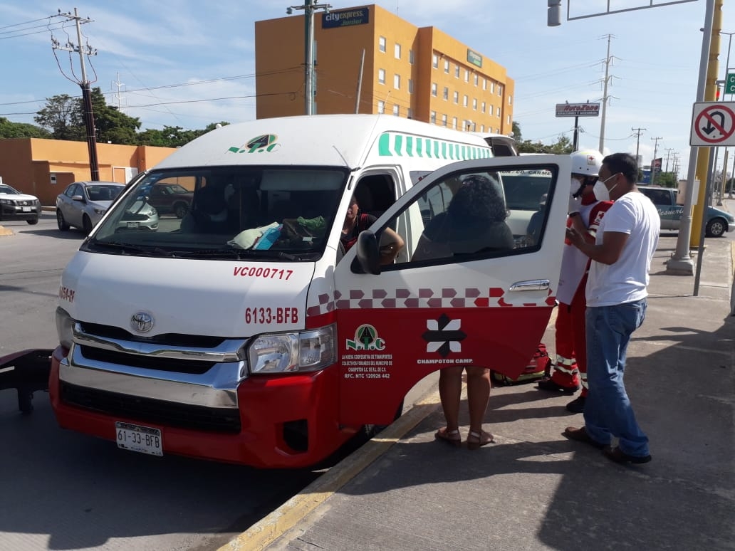 Mustang se estrella contra una combi en Ciudad del Carmen