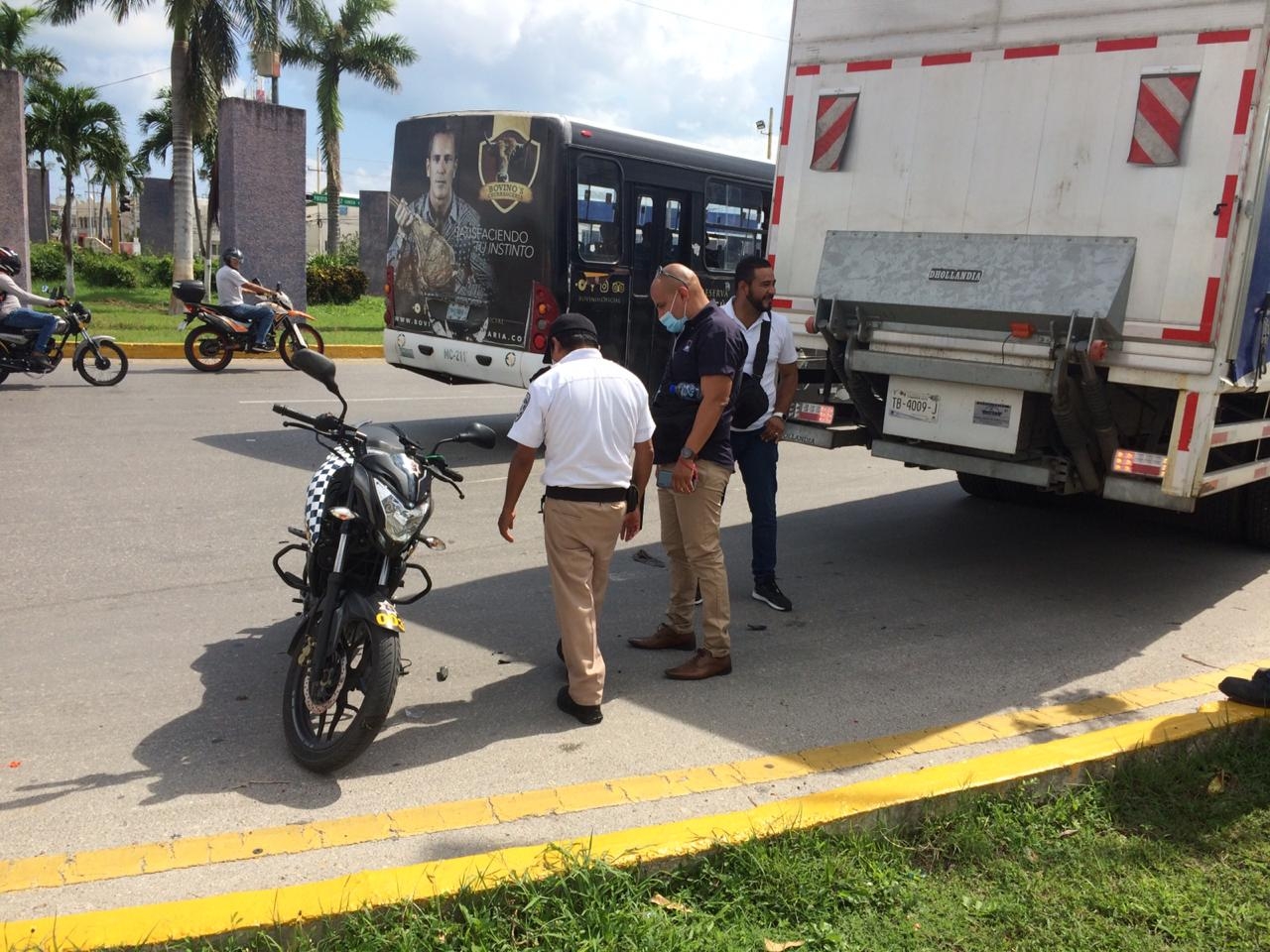 Camión de cerveza atropella a un policía en Cancún