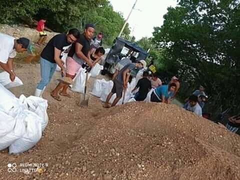 Vecinos de Celestún se organizan y reparan las calles inundadas