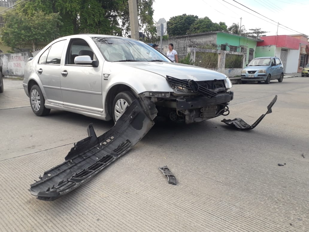 Mujer se pasa un alto y provoca un costoso choque en Ciudad del Carmen