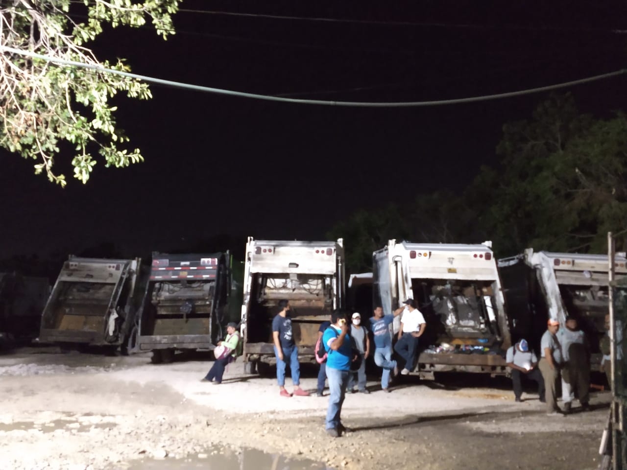 Trabajadores de recolecta de basura realizan paro laboral en Cancún