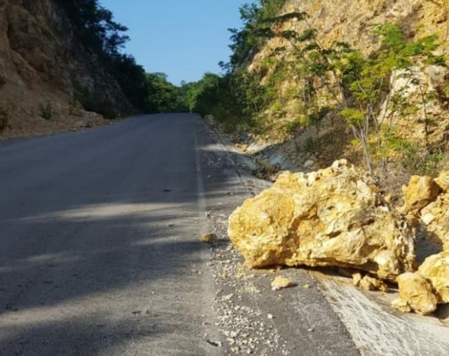 La Comisión Nacional de Emergencias (CNE) Delegación Ribera del Río Hondo mantiene operativo para evitar accidentes vehiculares. Foto. Abraham Cohuó