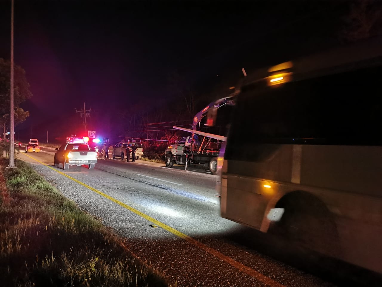 Trabajador muere electrocutado por intentar colocar un poste en Quintana Roo