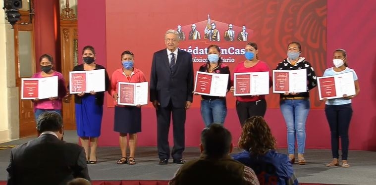 AMLO recibe a escuelas ganadoras de rifa del avión presidencial en Palacio Nacional