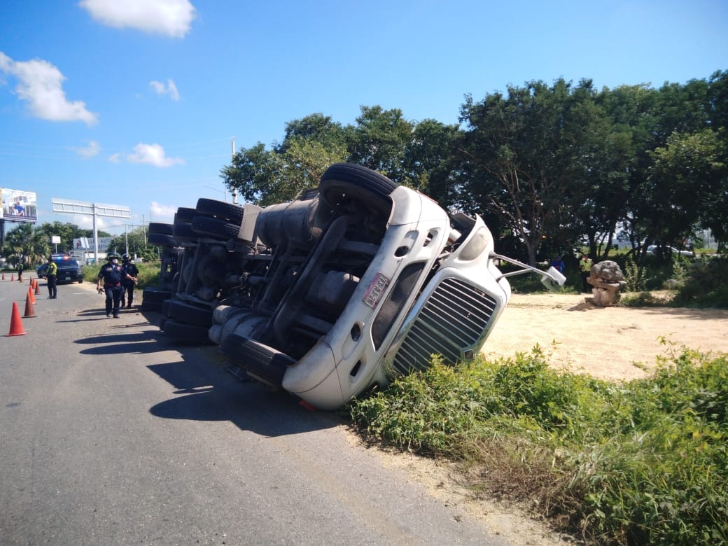 Vuelca tráiler con 25 toneladas de maíz sobre la carretera Mérida-Progreso