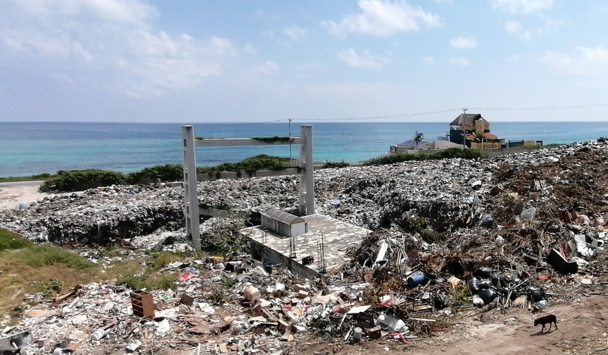 Vecinos de Punta Sur se quejan de la mala imagen urbana y los fétidos olores. Foto: Ovidio López.