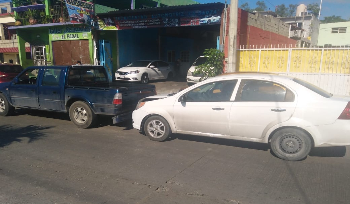 Conductor impacta por alcance a una camioneta en Ciudad del Carmen