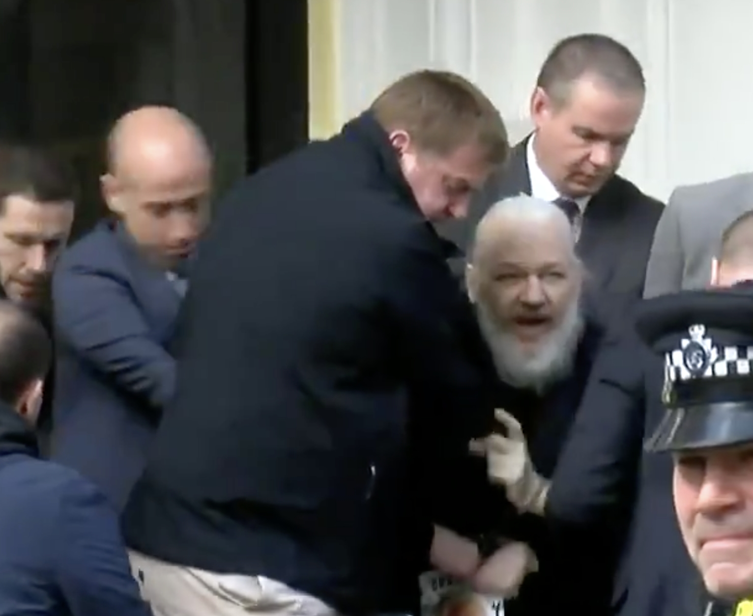 Julian Assange es arrestado en Londres entre gritos y empujones