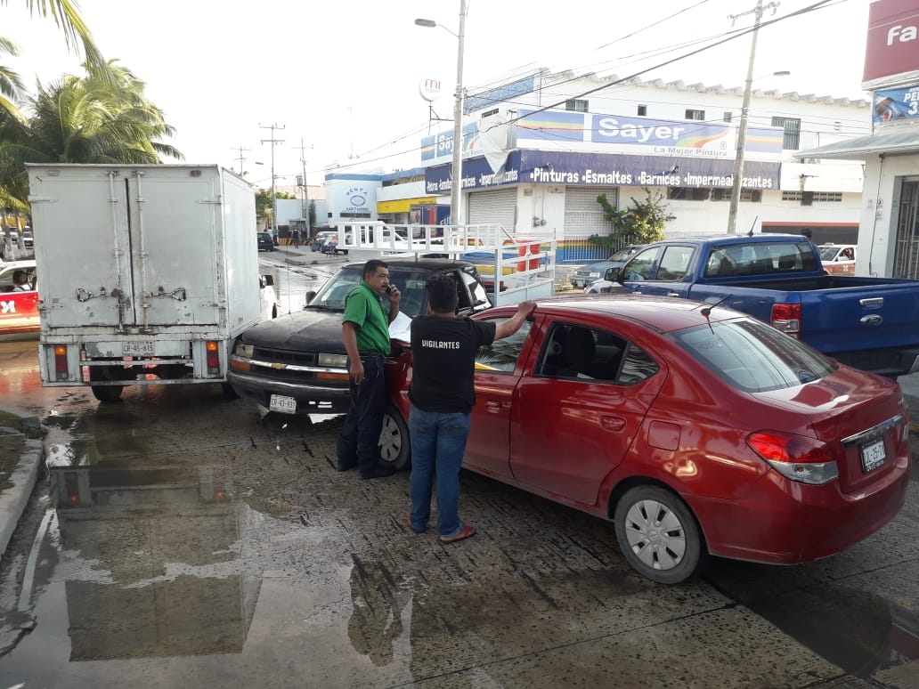 Se queda sin frenos y provoca carambola en Ciudad del Carmen