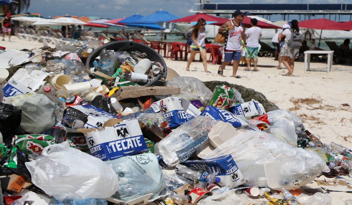 Playa Tortugas de Cancún, afectada por la acumulación de basura