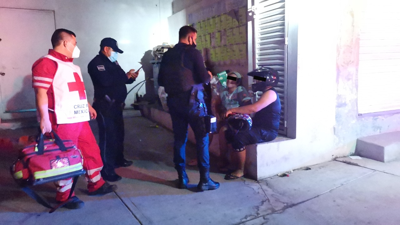 Los agentes pidieron a los motociclistas conducir con mayor precaución. Foto: Ricardo Jiménez.