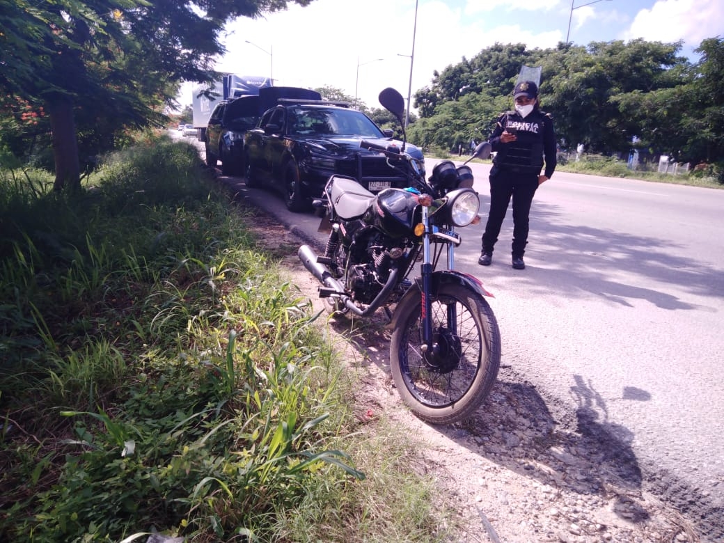 Motociclista pierde su vehículo por conducir sin placas en Mérida