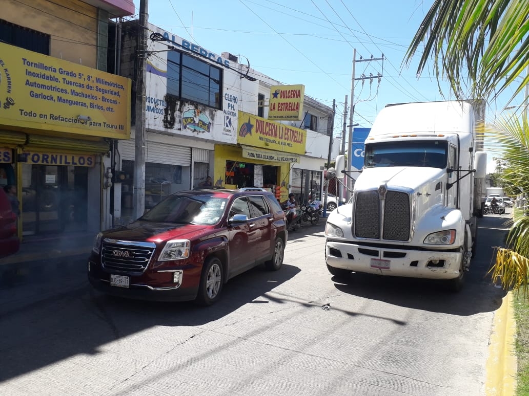 Por conducir distraído en el celular, el chofer de un tráiler impacta a un vehículo dejando daños materiales por más 85 mil pesos. Foto: José Pacheco