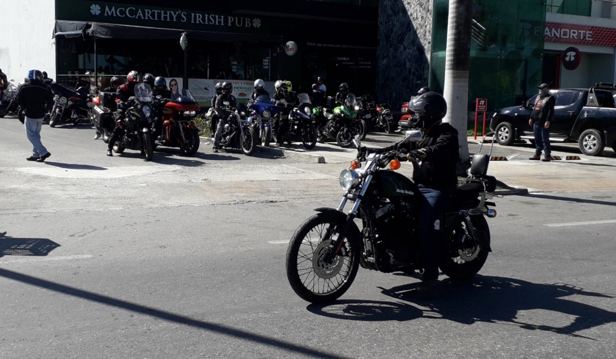 Motociclistas participan en el primer Poker Run contra el cáncer de mama en Campeche