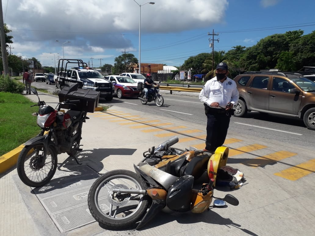 El hecho se dio a las 13:30  horas del día de hoy, cuando la pareja motociclista salió disparada contra el asfalto. Foto: José Pacheco