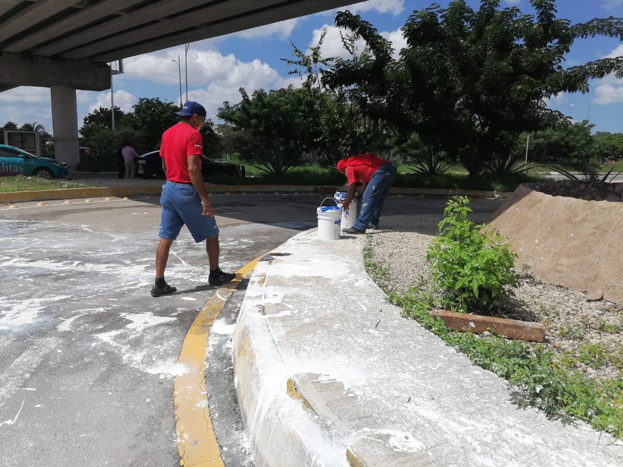 Camión bota 10 cubetas de pintura en el periférico de Mérida