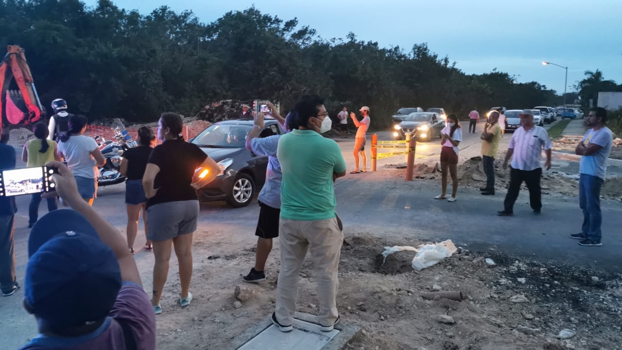 Dos cuerpos estaban sobre el asfalto y uno en un área verde junto con bolsas negras. Foto: Por Esto