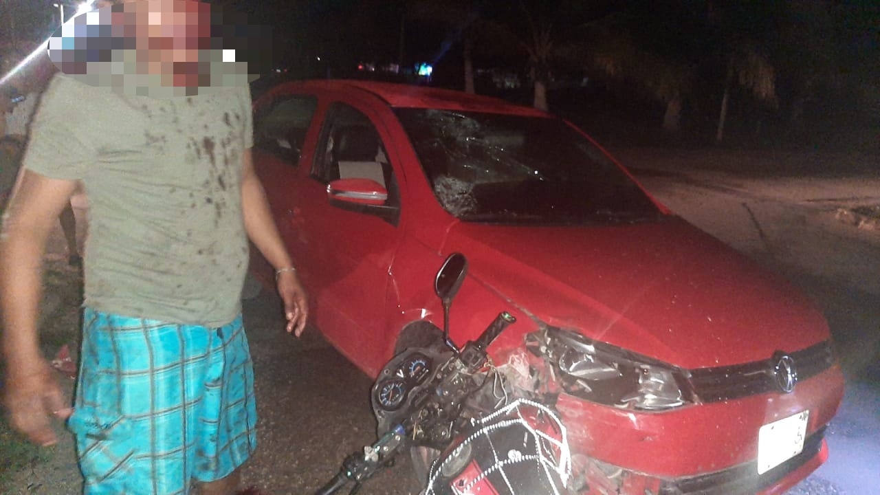 Motociclista termina en el panorámico de un automóvil en Mahahual