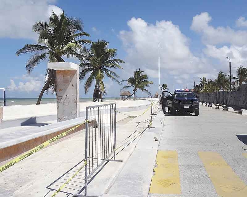 A lo largo del malecón se colocaron vallas metálicas y cintas para impedir el paso de bañistas. Foto: Julio Jiménez