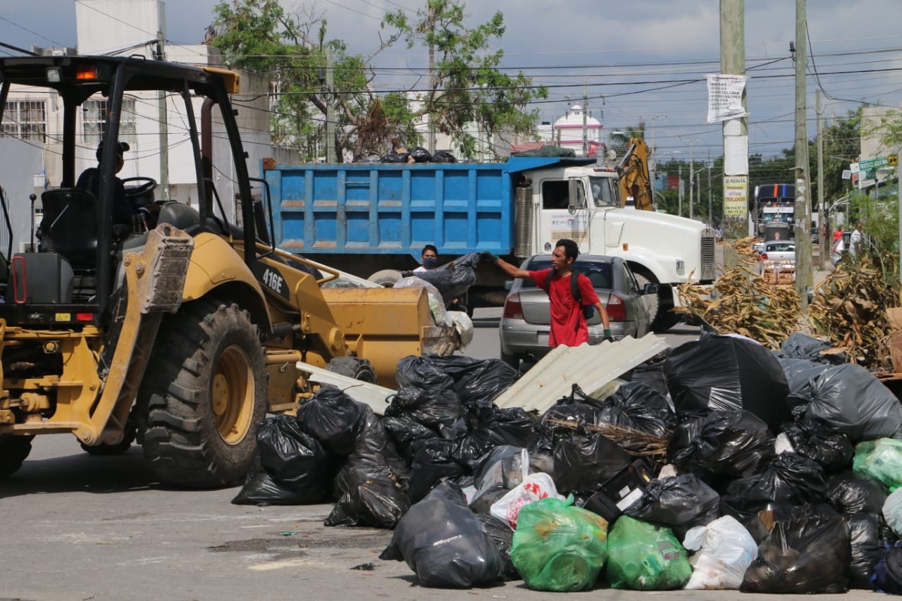 Inicia recolecta de basura con maquinaria pesada en Cancún