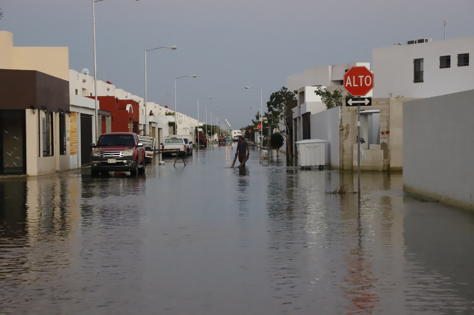 Sigue el brote de agua en fraccionamientos del norte de Mérida: VIDEO