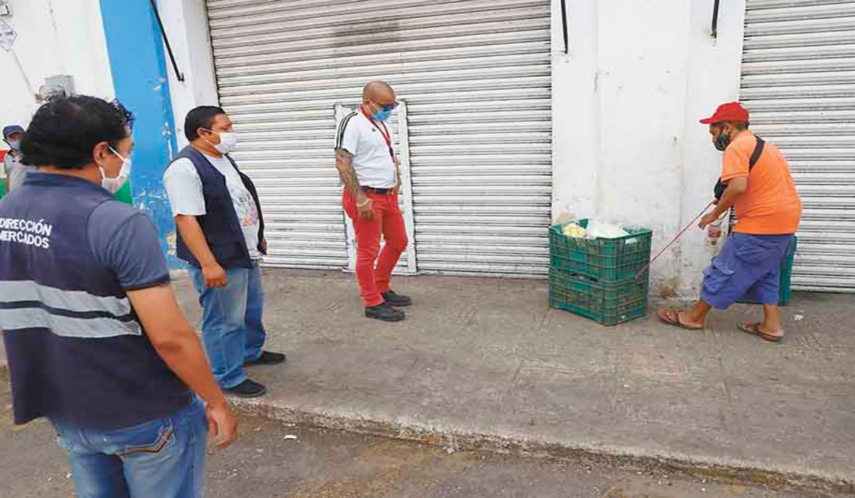 Las investigaciones indican que los exfuncionarios cobraban a los vendedores una cuota de 500 pesos al mes. Foto: Martín Zetina.