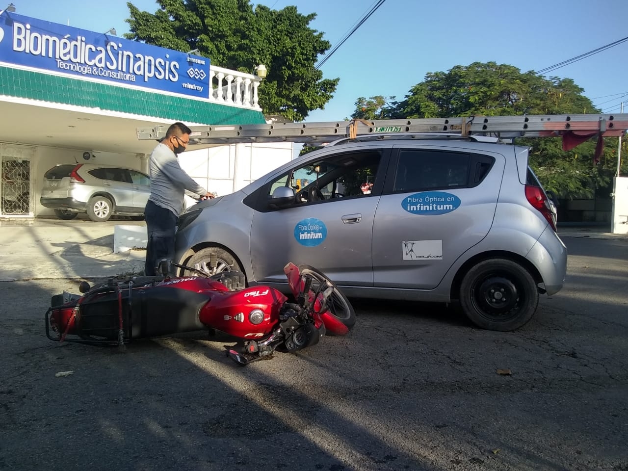 Motociclista es atropellado en la colonia García Ginerés en Mérida