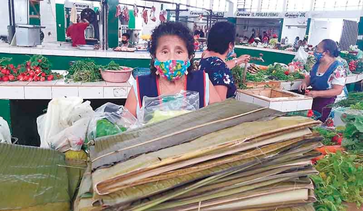 La hoja de plátano se está comercializando a 20 pesos en el mercado de Tizimín. Foto: Raquel Margarita Huerta.