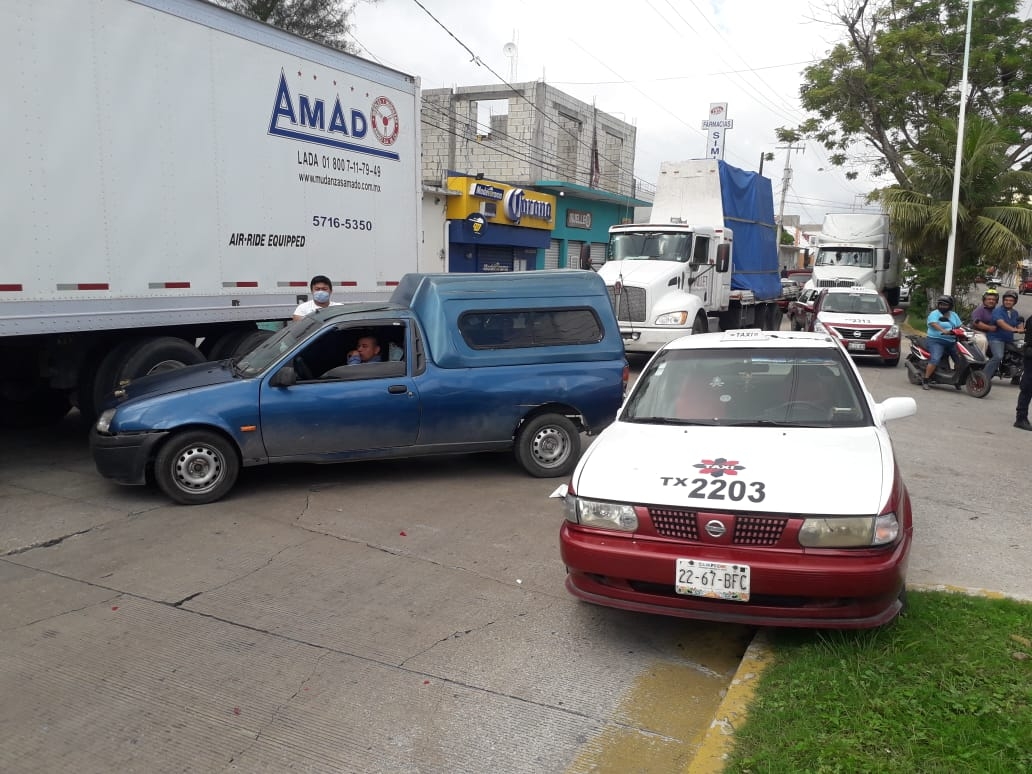 Los uniformados, se encargaron de guiar la circulación vial, finalmente una hora después ambos vehículos fueron retirados de la avenida principal. Foto: José Pacheco

