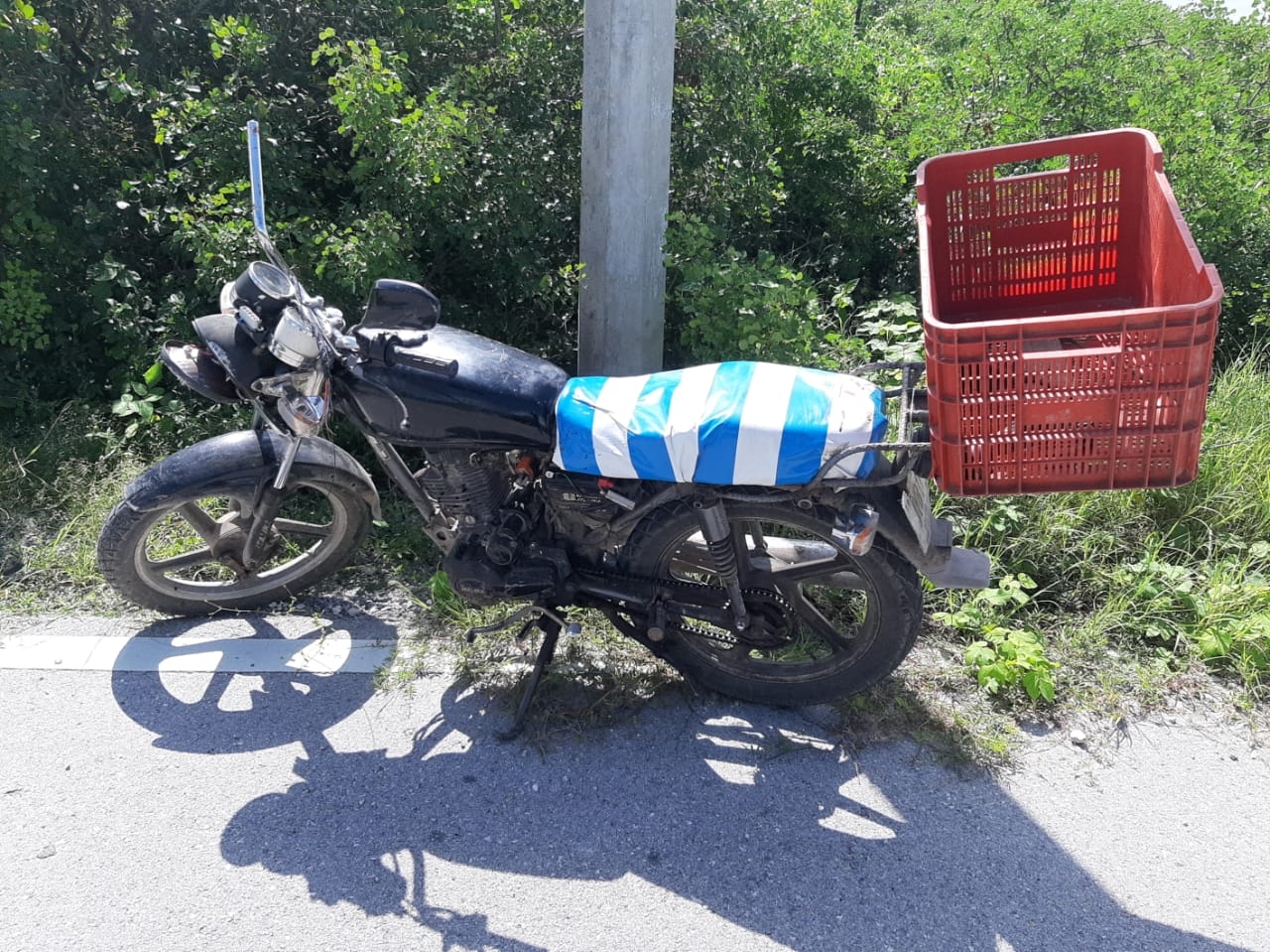 Motociclista se impacta contra muro de contención en carretera Dzidzantún