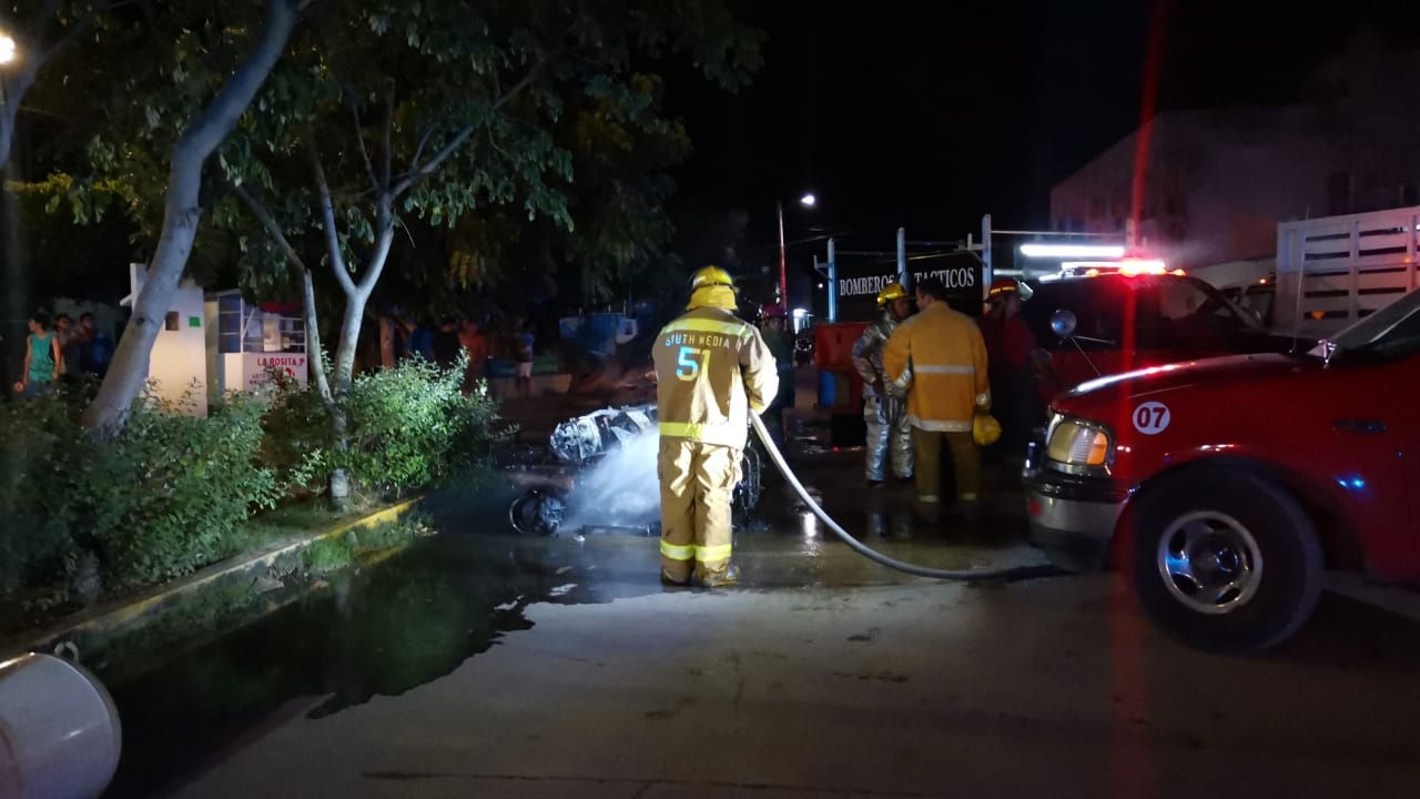 Vecinos llamaron a los cuerpos de emergencia debido a que vieron cómo se incendiaba el negocio Foto: Ricardo Jiménez