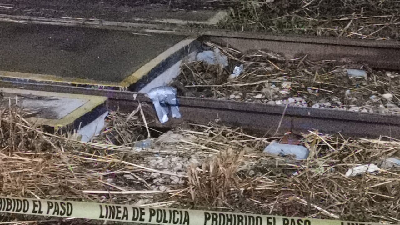 El paquete se encontraba pegado a una de las vías del tren  Foto: Dismar Herrera