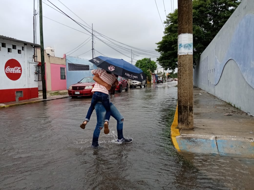 Se inundan en Ciudad del Carmen, ciudadanos denuncian mala planeación urbana