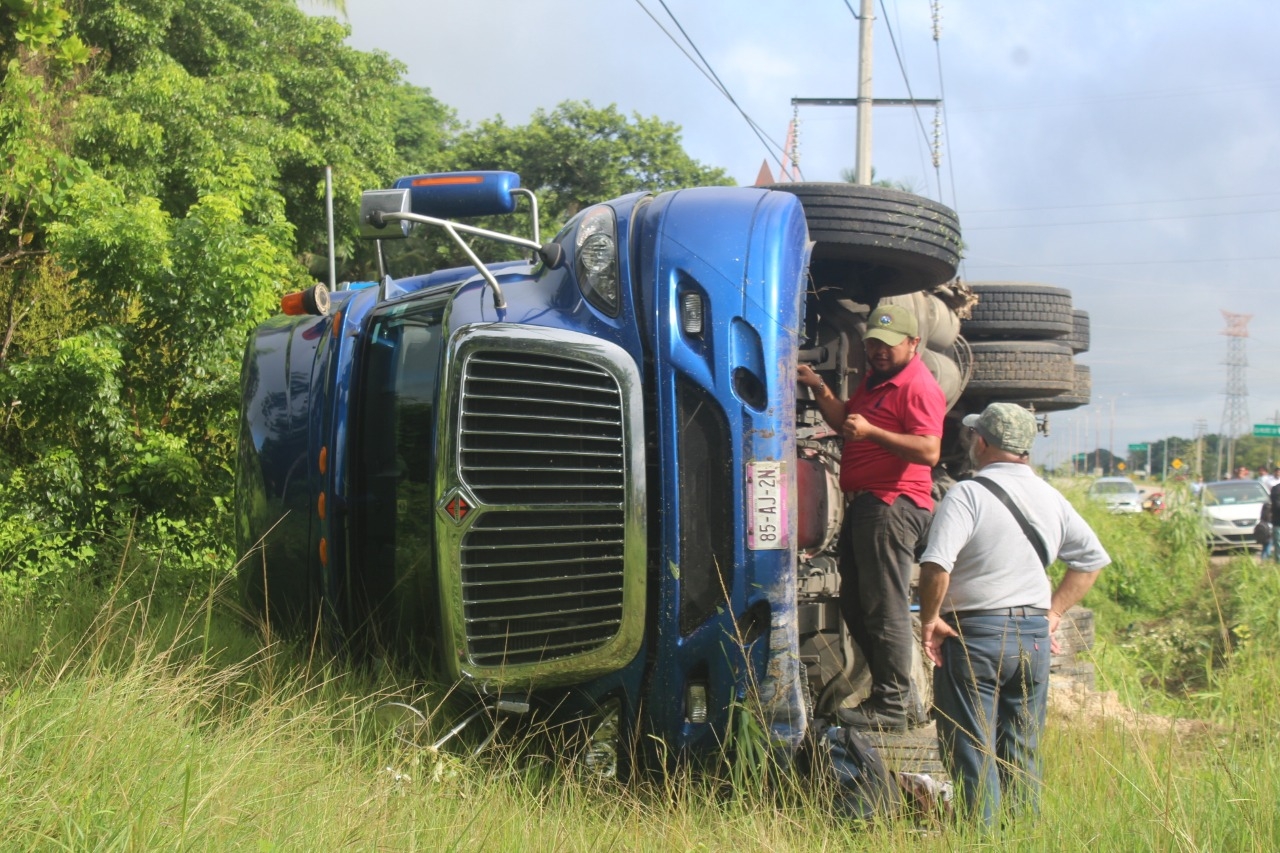 Tráiler de materiales vuelca en la carretera Chetumal-Bacalar