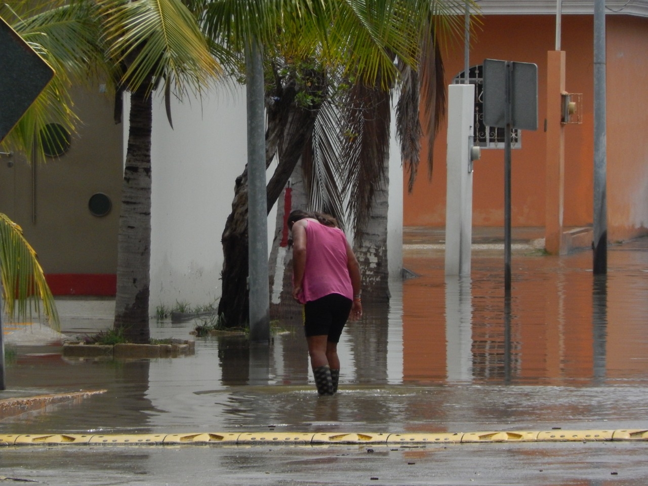 La lluvia generó inundaciones de hasta un metro de altura por  la falla del drenaje. Foto: Irena Barrada