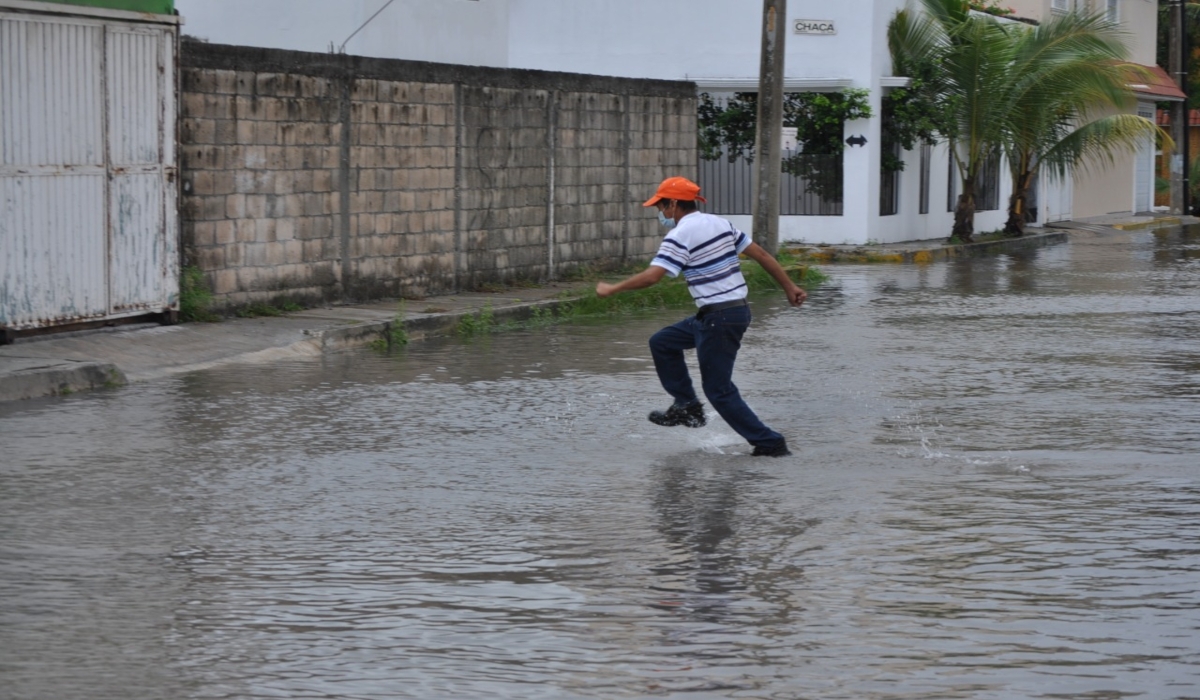 Bajo el agua, calles de la Colonia Maderas en Ciudad del Carmen