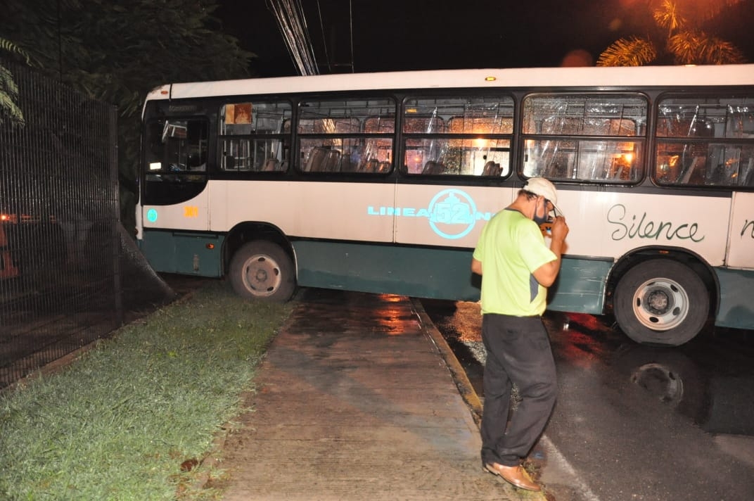 Camión protagoniza un aparatoso accidente en Mérida