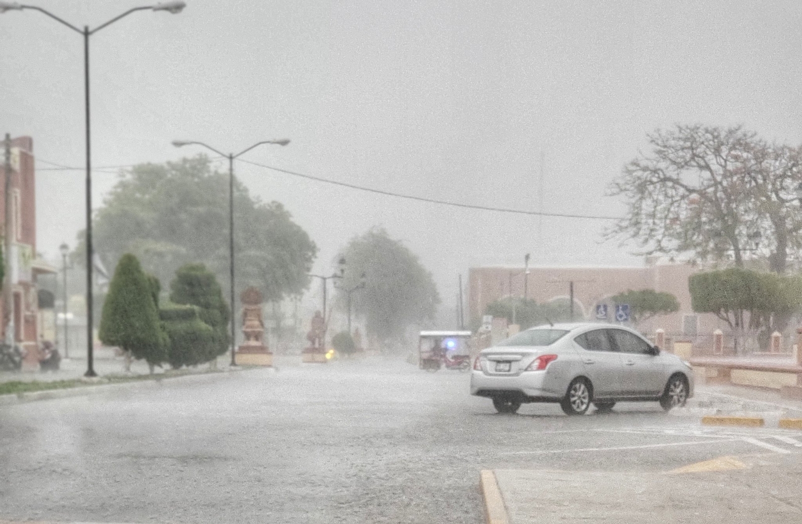 Se esperan descargas eléctricas y viento con rachas de 50 a 60 kilómetros por hora en las costas de Yucatán. Foto: Por Esto!