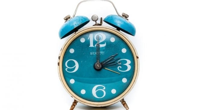Se recomienda atrasar el reloj una hora antes de dormir. Foto: Internet