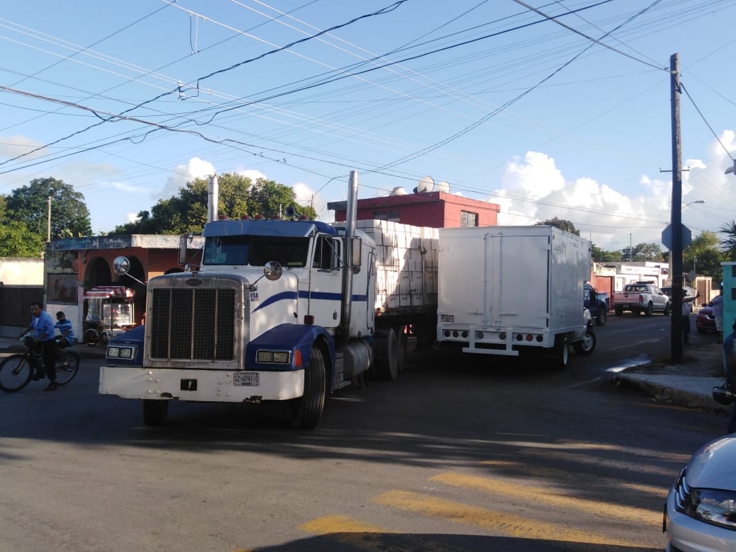 Tráiler impacta camioneta y provoca caos vial en Mérida