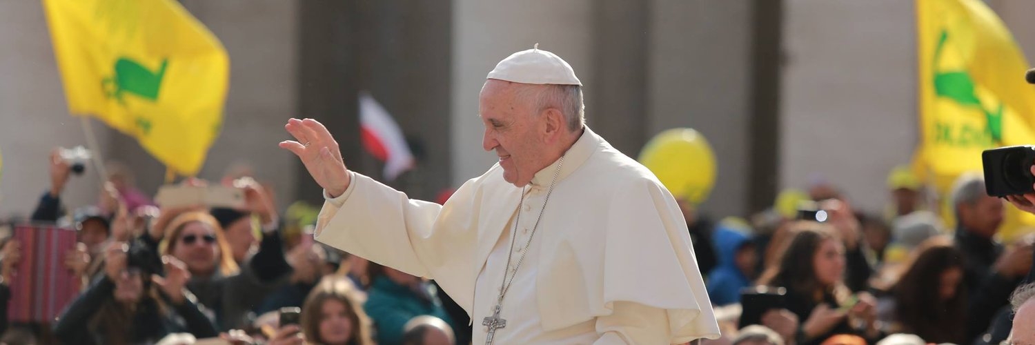 El Vaticano establecen mantener la mascarilla en interior y espacios abiertos. Foto: Twitter del Papa Francisco