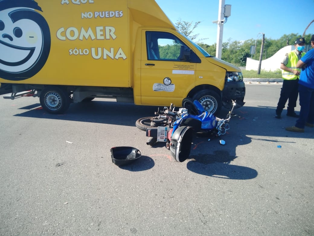 El motociclista se negó a ser trasladado a un hospital para su valoración. Foto: Fernando Poo Hurtado