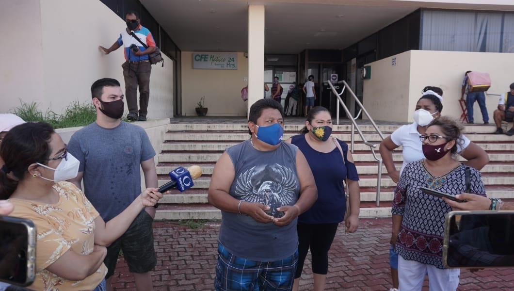 Vecinos se manifiestan en las oficinas de la CFE de Campeche