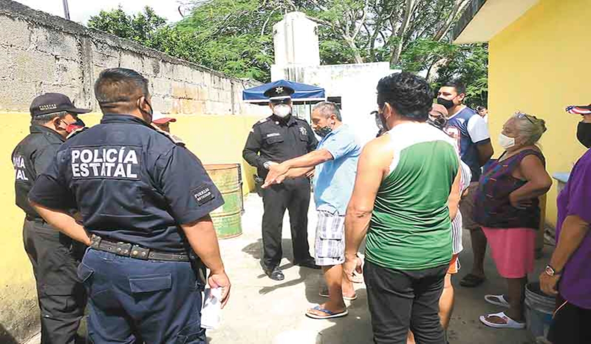 Agentes policíacos lograron que los ciudadanos lleguen a un acuerdo. Foto: Ramón Reyna Fernández.