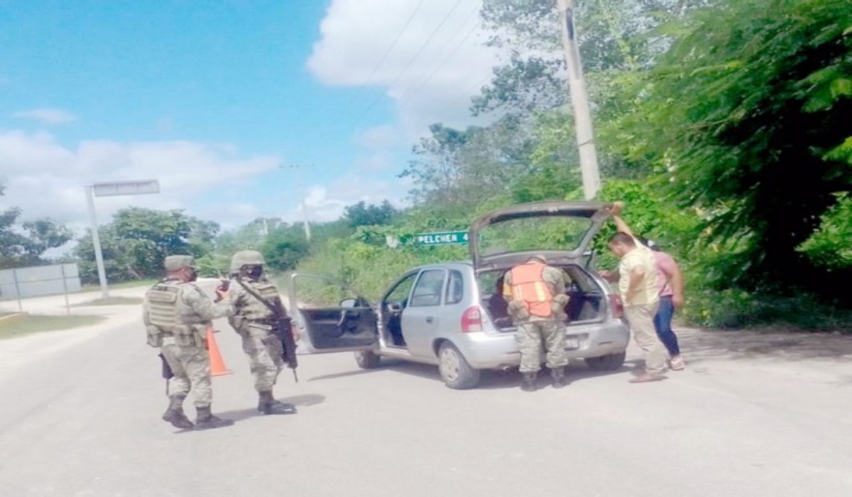Efectivos del Ejército revisaron vehículos en un filtro carretero. Foto: Jorge Caamal.