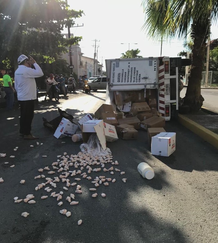 Un automóvil se voló el alto cuando transitaba de Sur a Norte, provocando que el conductor de la camioneta repartidora perdiera el control. Foto: Gabriel Aguilar